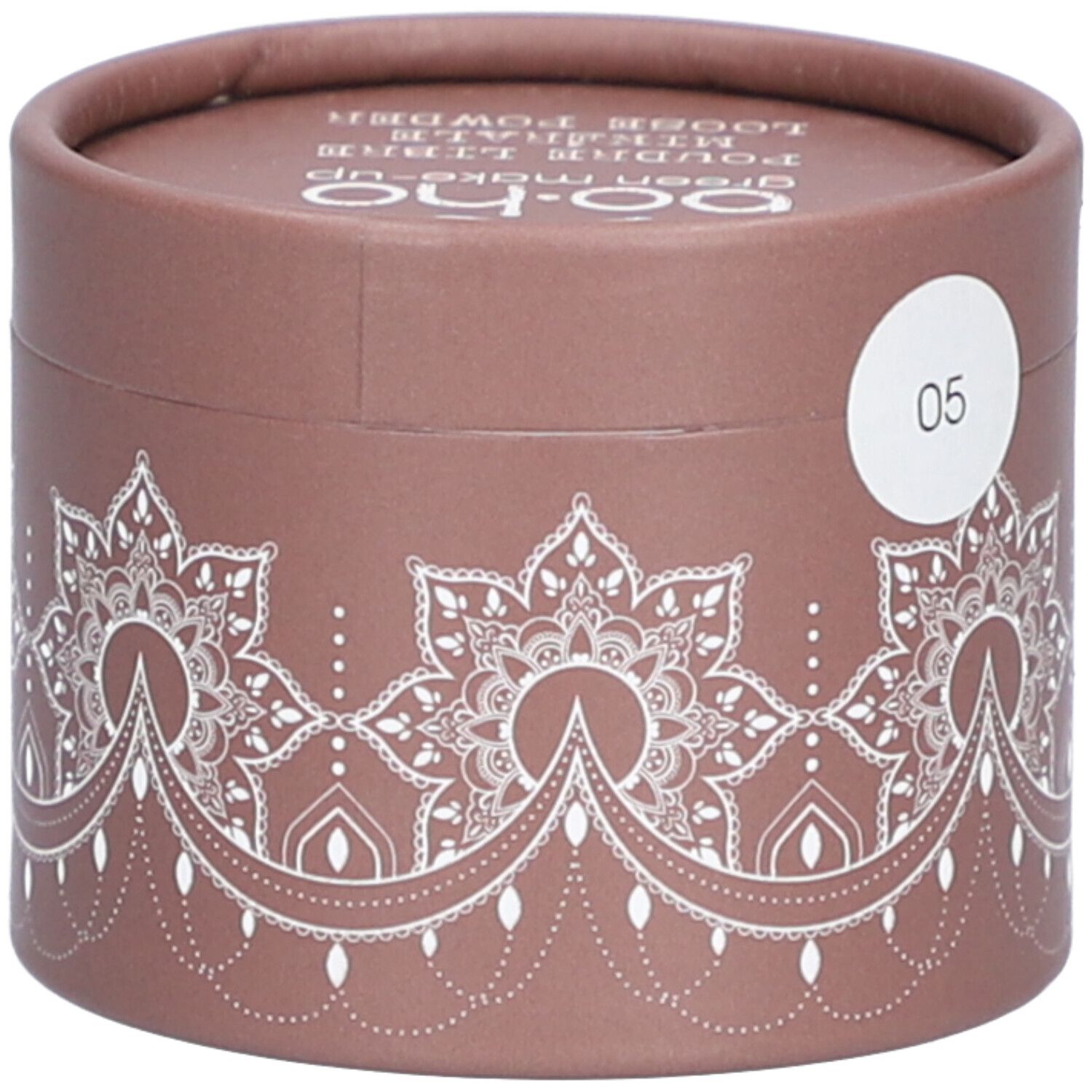 Emballage rond marron avec motif mandala blanc et logo. Autocollant '05'. Texte: bo-ho green make-up, Poudre Libre.