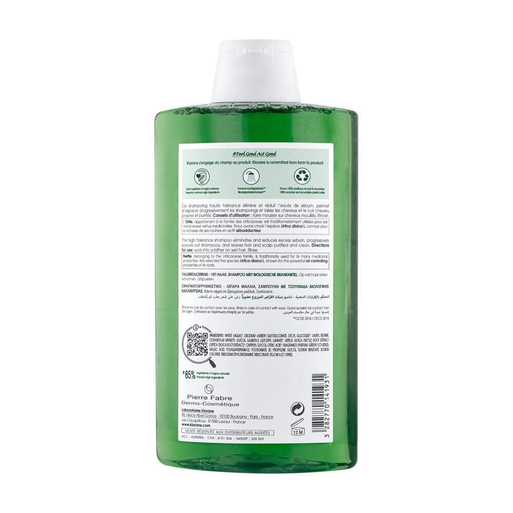 Rückseite der grünen Flasche. Text in mehreren Sprachen. Recycling-Logo. QR-Code. Herstelleradresse.