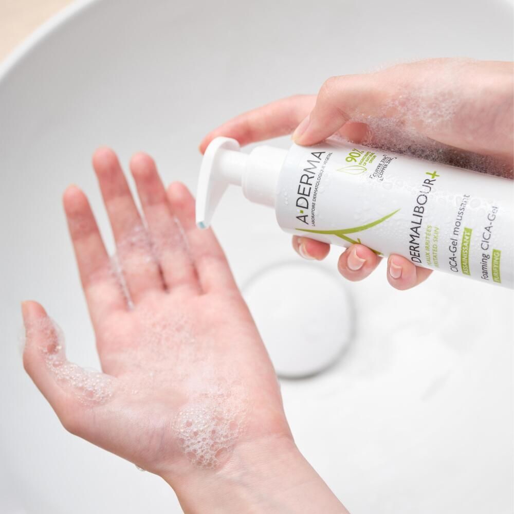 Se laver les mains avec A-DERMA DERMALIBOUR+ CICA Gel moussant. Mousse sur la paume.