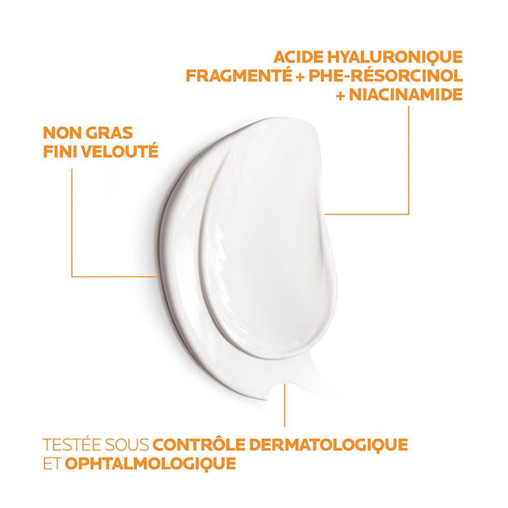 Gros plan de crème. Texte: Acide hyaluronique, Phé-résorcinol, Niacinamide. Testé sous contrôle dermatologique.