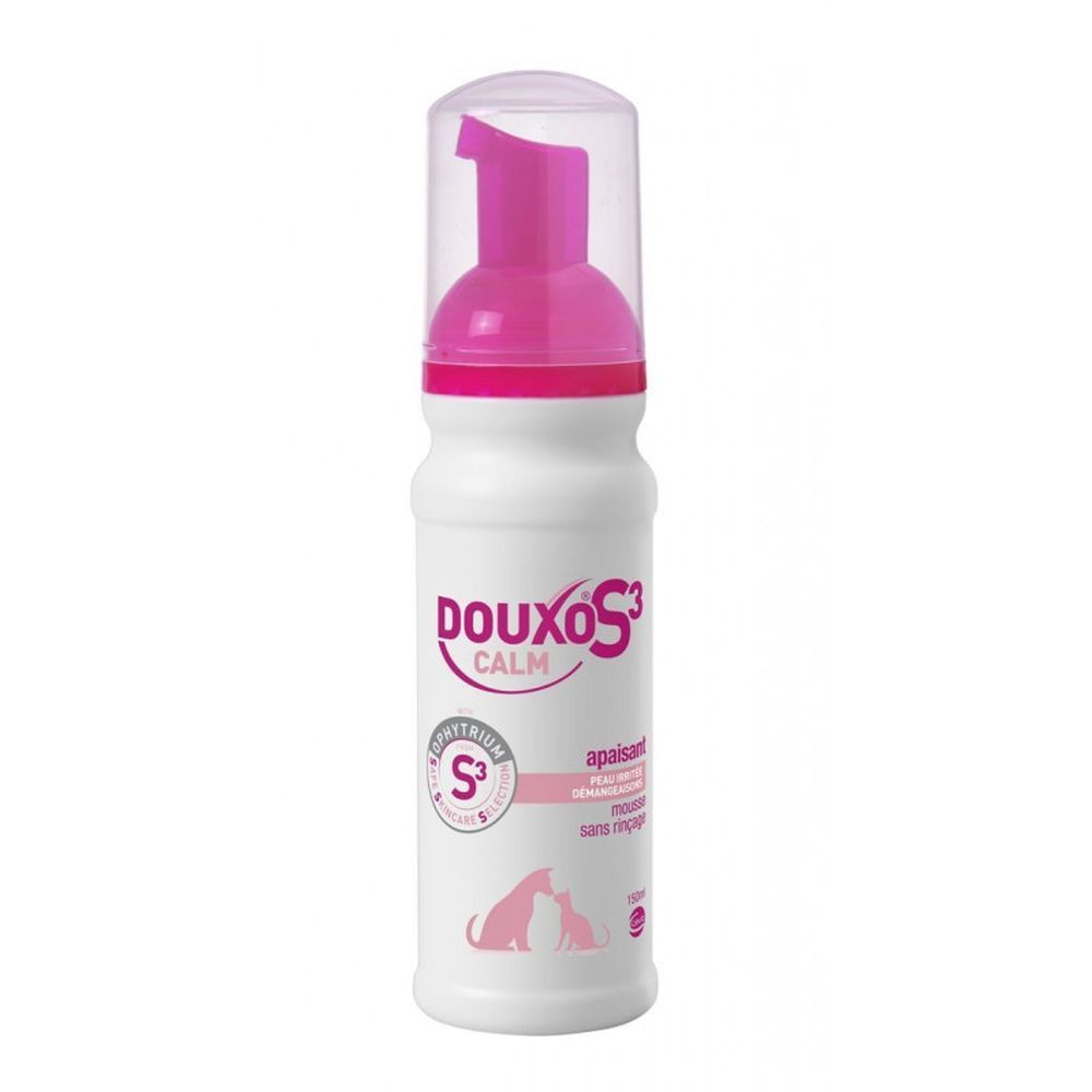 Flacon blanc avec pompe rose. Inscription DOUXO S3 CALM. Logo chien et chat.
