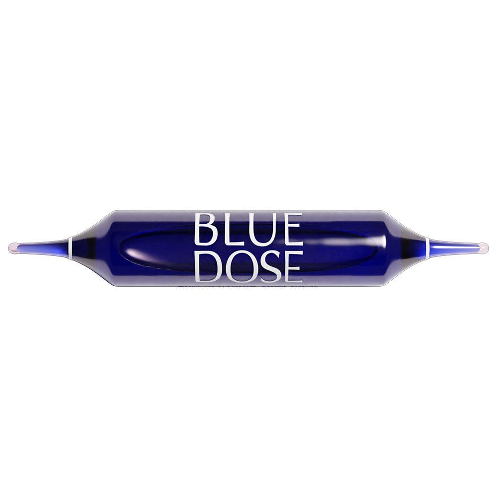 Ampoule bleue avec texte blanc BLUE DOSE. Deux extrémités fines. Nom du produit sur l'ampoule.