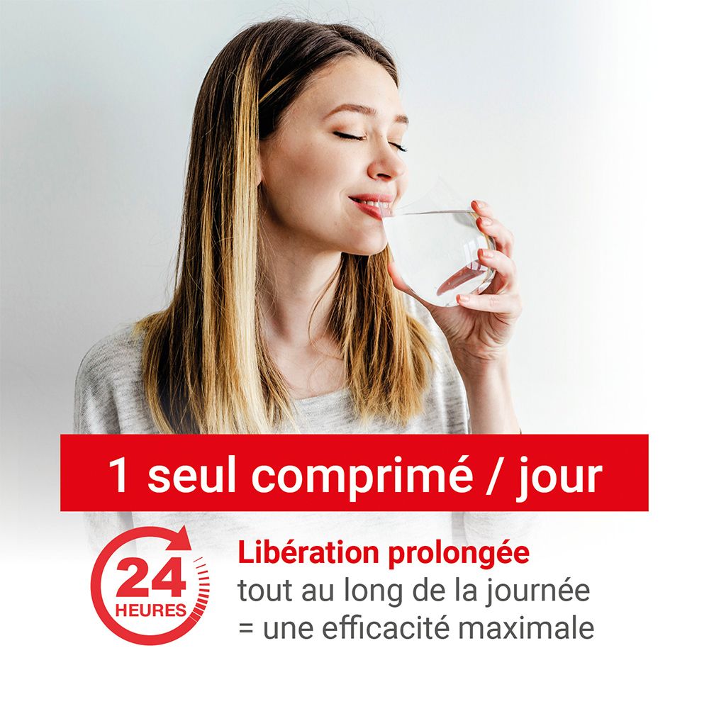 Femme buvant de l'eau. Texte : 1 comprimé par jour. Libération prolongée 24h pour une efficacité maximale.