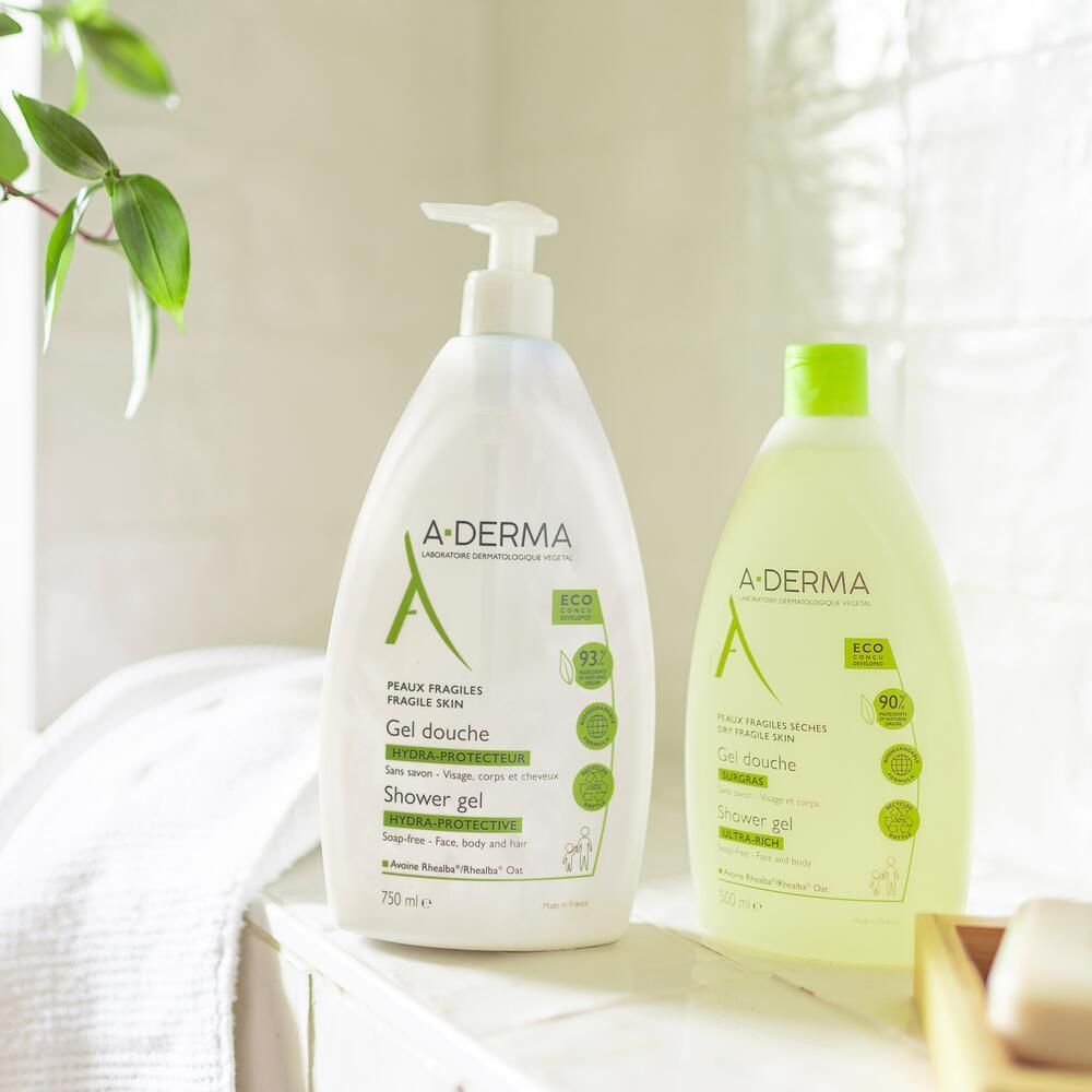 Deux flacons de gel douche A-DERMA. Un avec pompe, un avec bouchon vert. Inscription : A-DERMA, Gel douche, Shower gel.