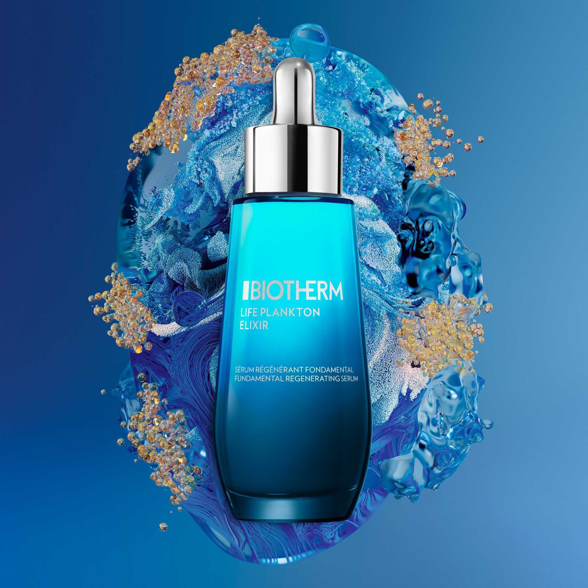 Flacon bleu transparent avec pipette. BIOTHERM Life Plankton Elixir. Fond d'eau et de particules.