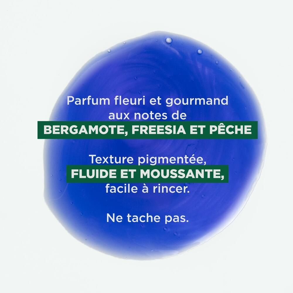 Nahaufnahme einer blauen Flüssigkeit. Text: Blumiger Duft mit Bergamotte, Freesie und Pfirsich. Pigmentierte, flüssige Textur, leicht auszuspülen.