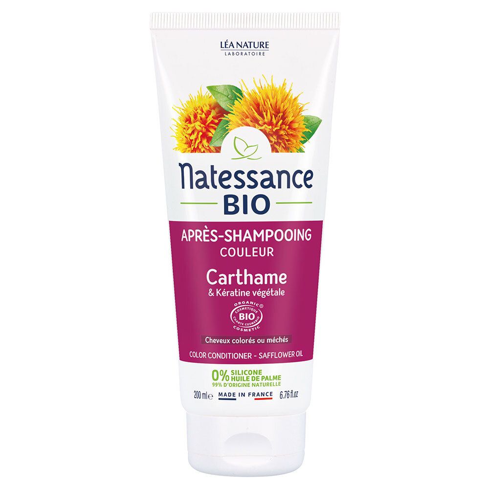 Weiße Tube mit Produktaufdruck. Natessance Bio-Farbspülung mit Färberdistel und pflanzlichem Keratin. Blüten-Illustration. Bio-Siegel.