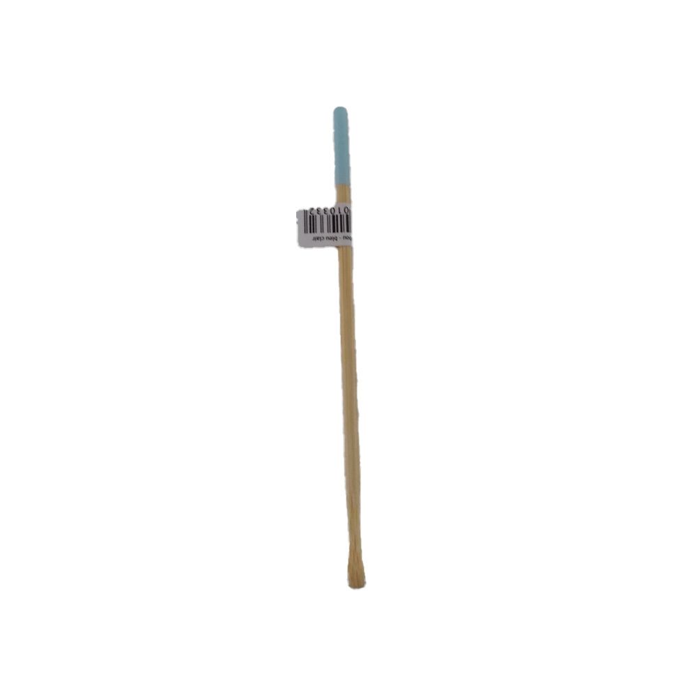 Ohrreiniger aus Bambus mit hellblauem Griff. Ein Etikett mit Barcode ist angebracht.