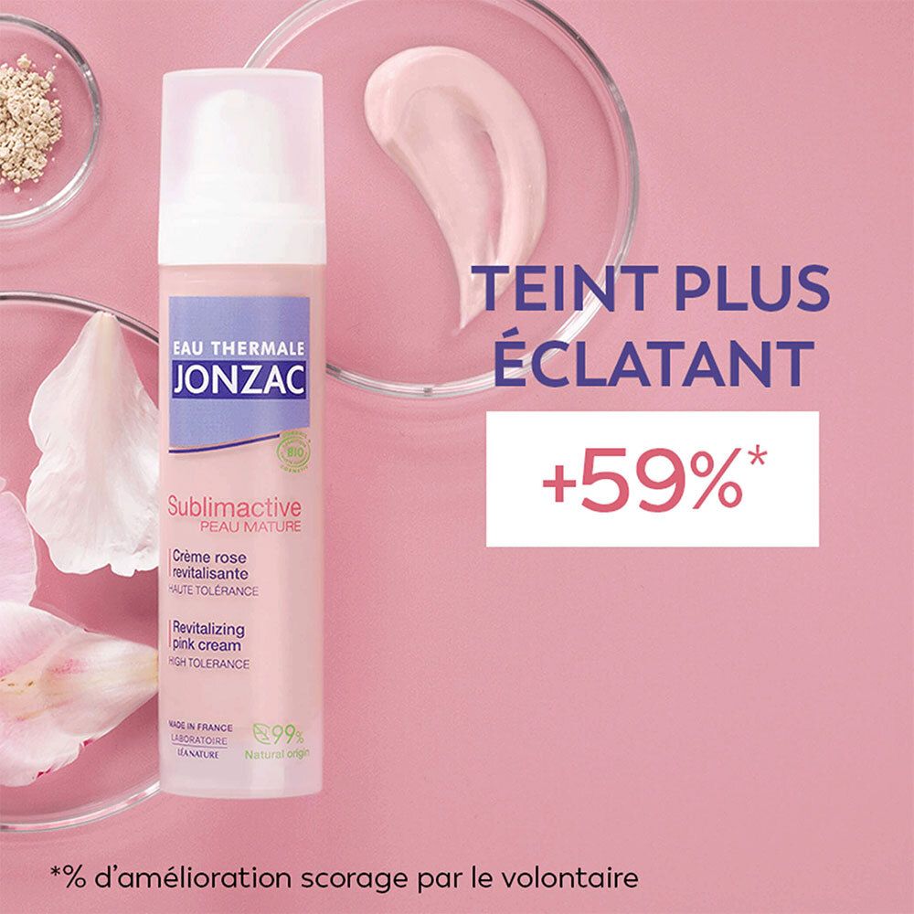 Produktflakon mit Text und Textfeld mit Text. Text: Teint plus éclatant +59%. Hintergrund: Blütenblätter und Creme.