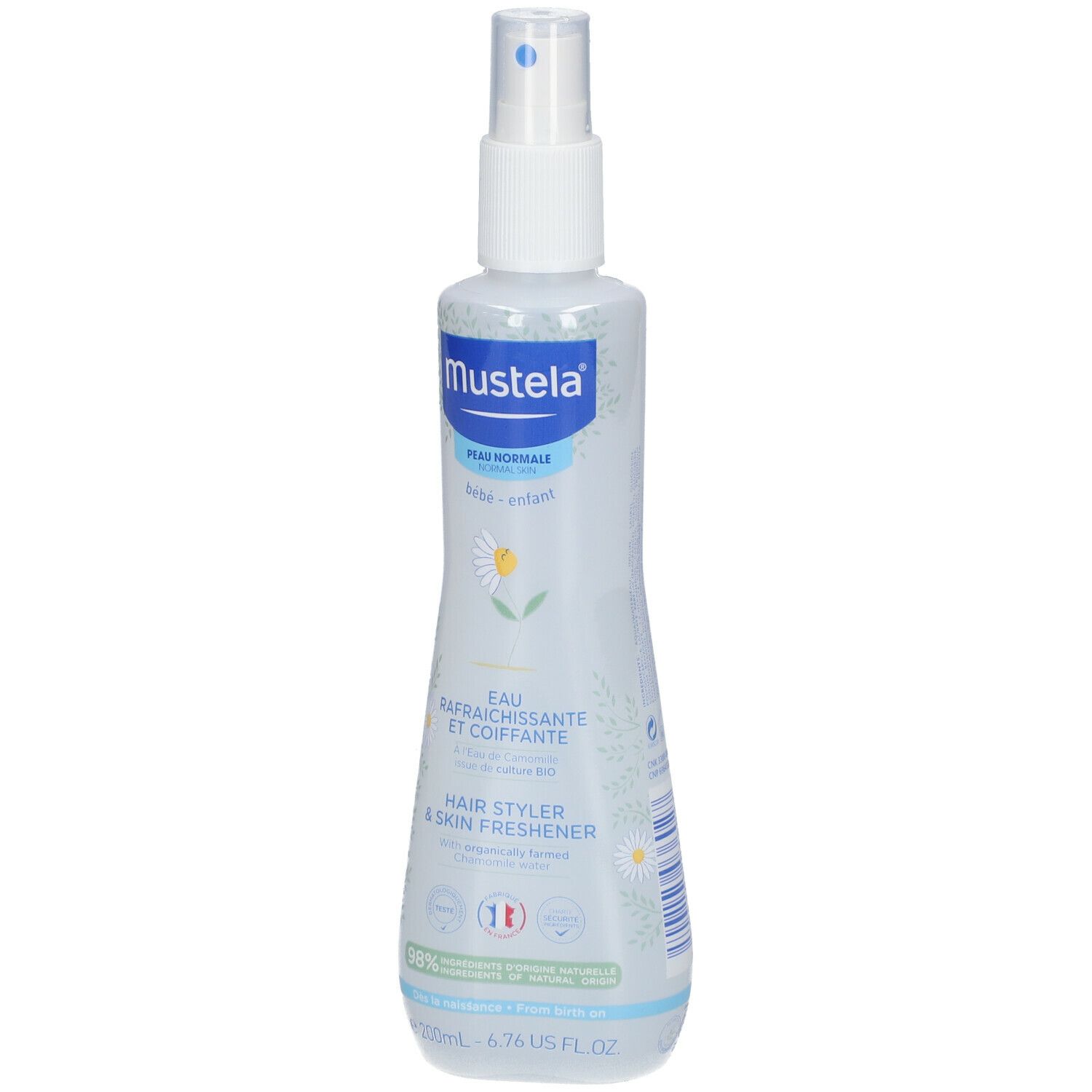 Mustela Erfrischendes Stylingwasser, transparente Flasche mit Sprühkopf. Aufschrift: Eau Rafraîchissante et Coiffante, Hair Styler & Skin Freshener. Logo Kamille.