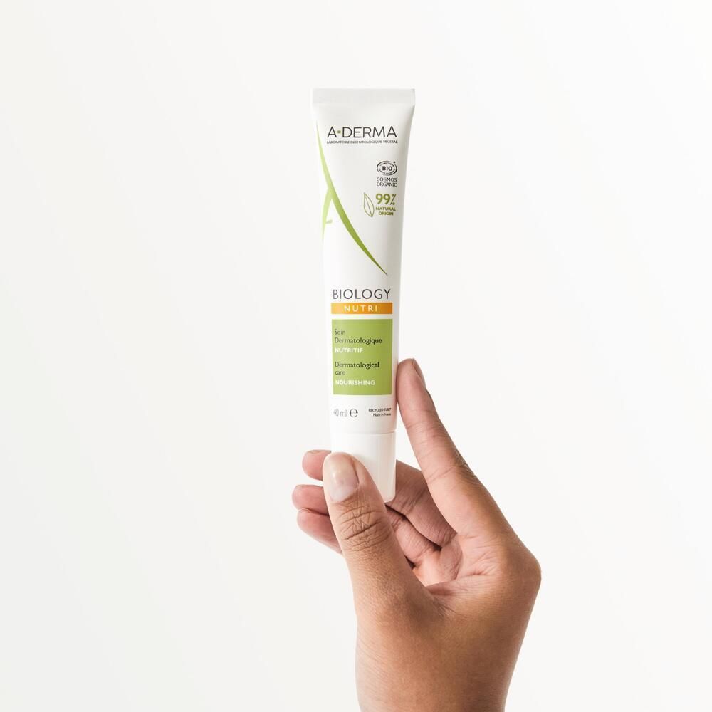 Main tenant un tube A-DERMA BIOLOGY NUTRI. Tube blanc, logo vert. 40 ml.