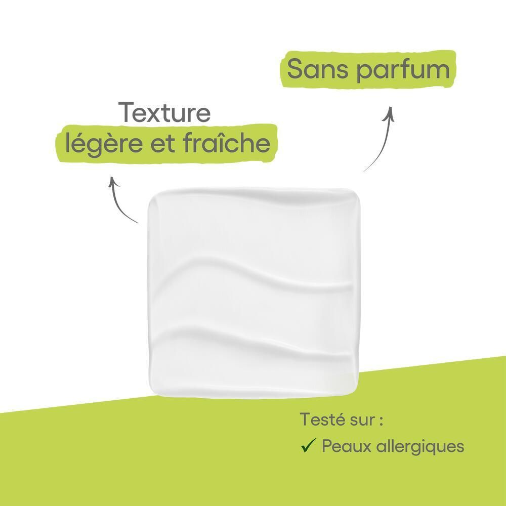 Texture de la crème. Crème blanche sur fond blanc. Texte: texture légère et fraîche. Sans parfum.