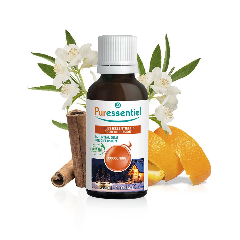 Flacon en verre brun avec bouchon blanc, bâton de cannelle, zeste d'orange et fleurs. Inscription : Puressentiel, Cocooning.