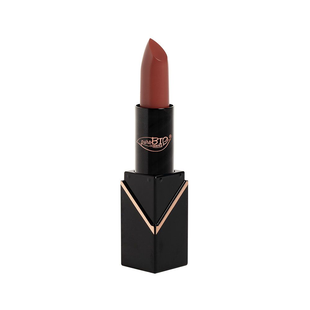 Rouge à lèvres dans un étui noir avec des accents dorés. Le rouge à lèvres est ouvert, la pointe est visible.