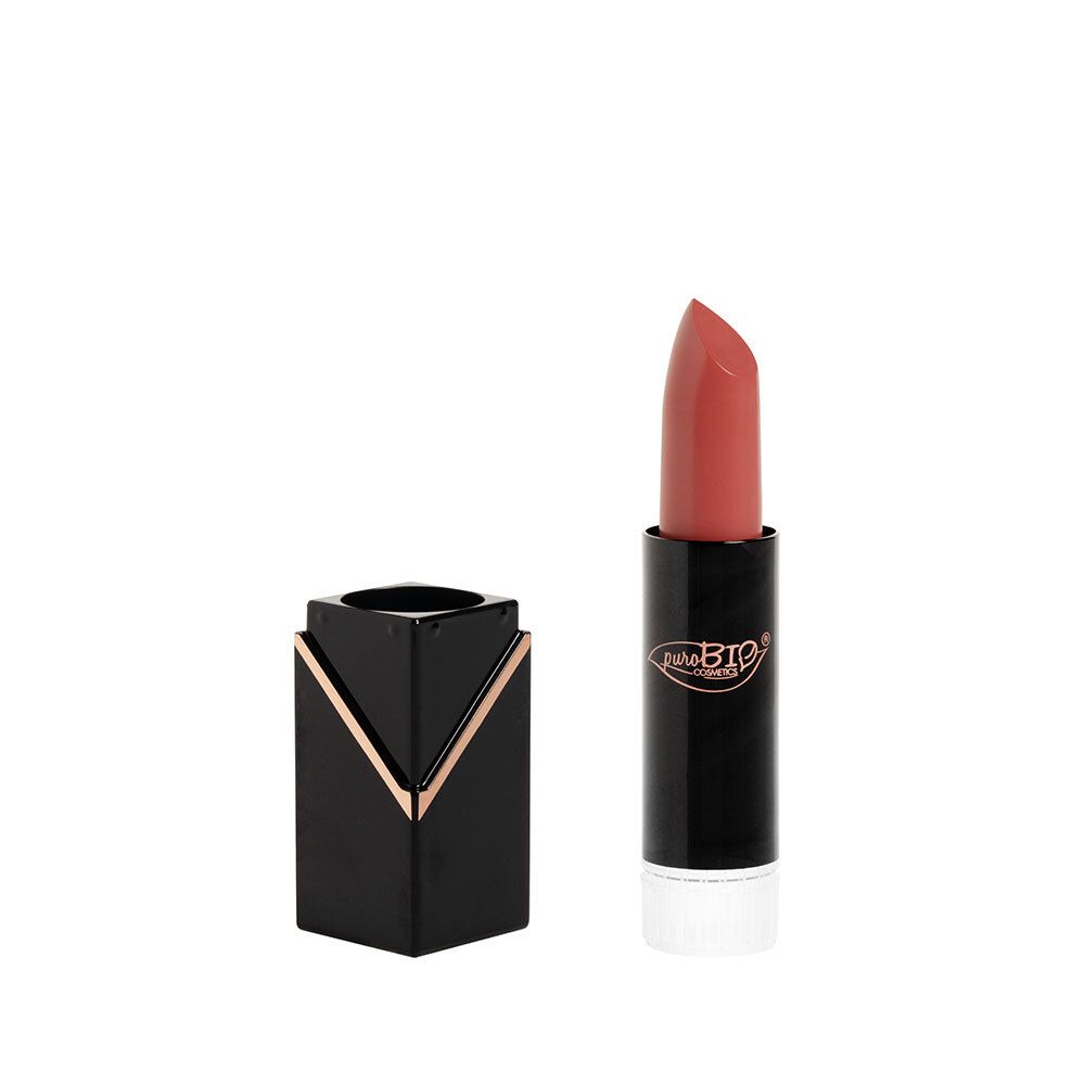 Rouge à lèvres pêche, boîtier noir avec accents dorés. Couvercle à côté.