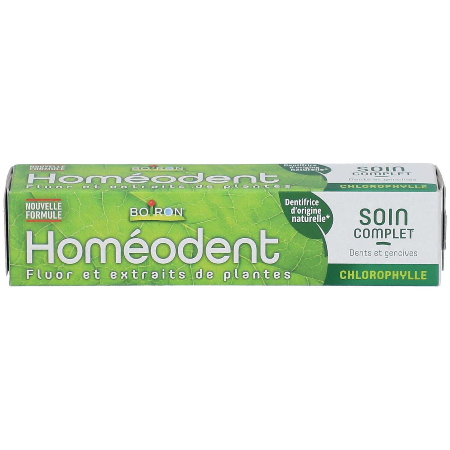Emballage vert avec nom du produit et texte. Contient du fluor et des extraits de plantes. "Soin Complet" et "Chlorophylle" sont également visibles.