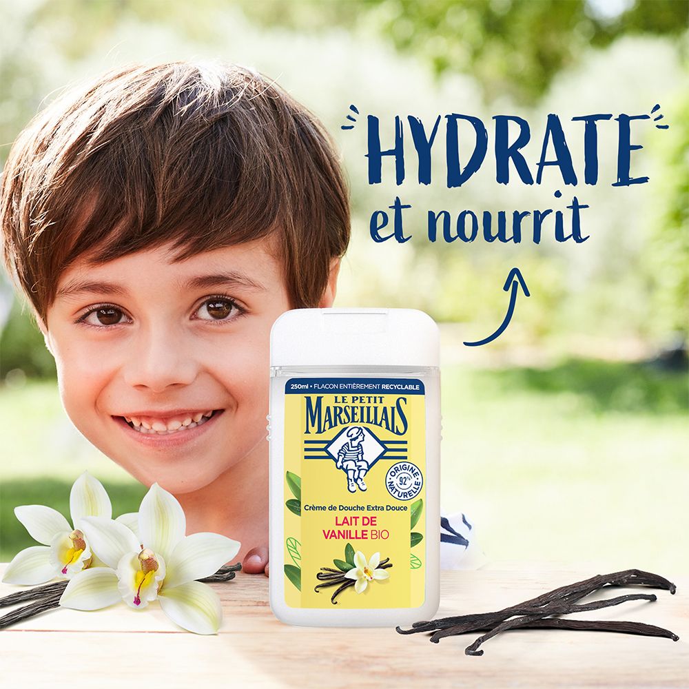 Enfant avec produit. Inscription: Le Petit Marseillais. Crème de Douche Extra Doux Lait de Vanille Bio. Texte: Hydrate et nourrit.