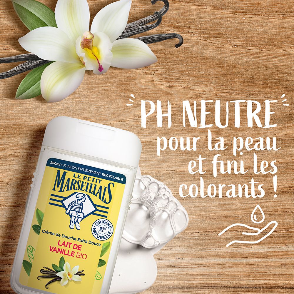 Produit à côté d'une fleur de vanille. Inscription: Le Petit Marseillais. Crème de Douche Extra Doux Lait de Vanille Bio. Texte: pH neutre.