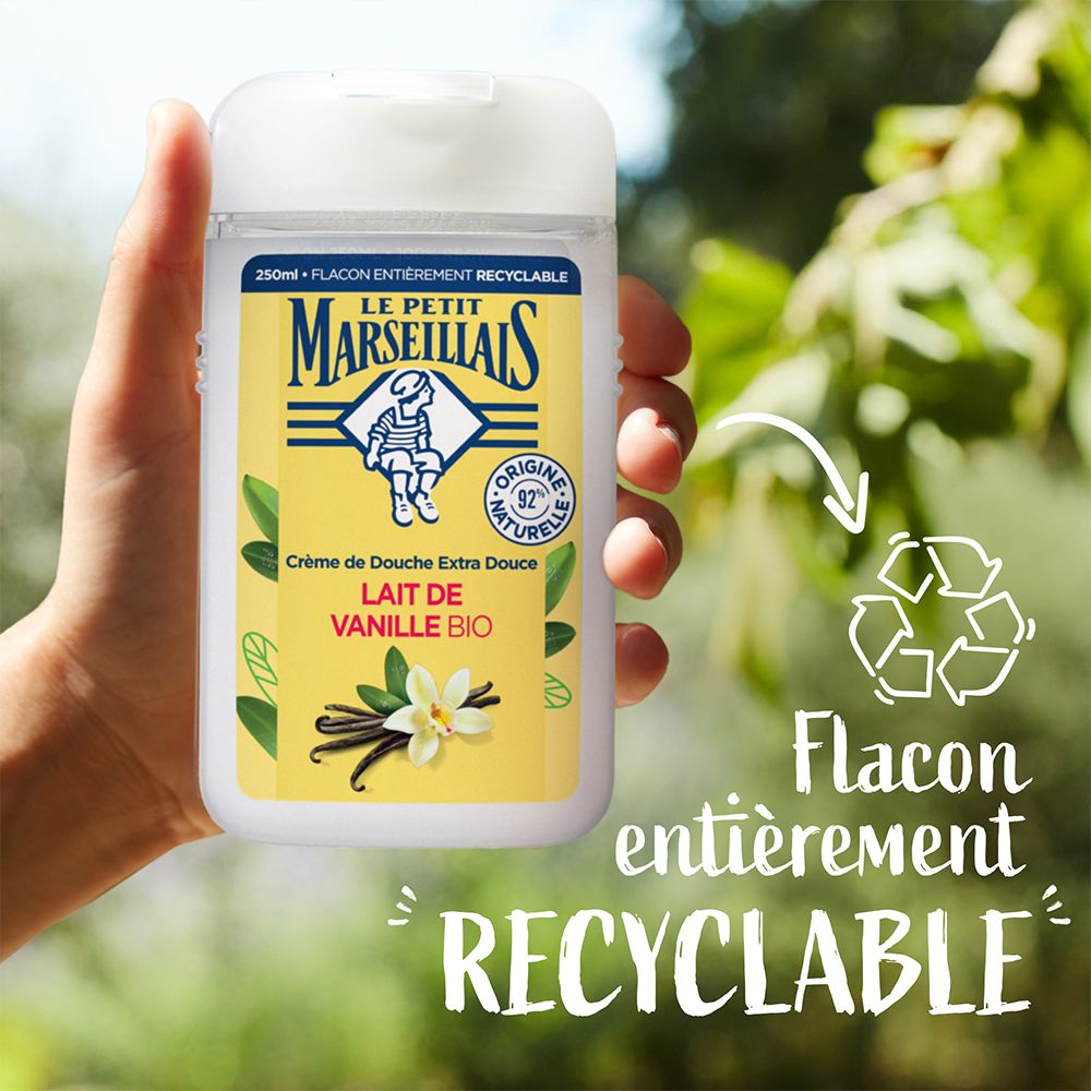 Main tenant une bouteille. Inscription: Le Petit Marseillais. Crème de Douche Extra Doux Lait de Vanille Bio. Texte: Flacon entièrement recyclable.