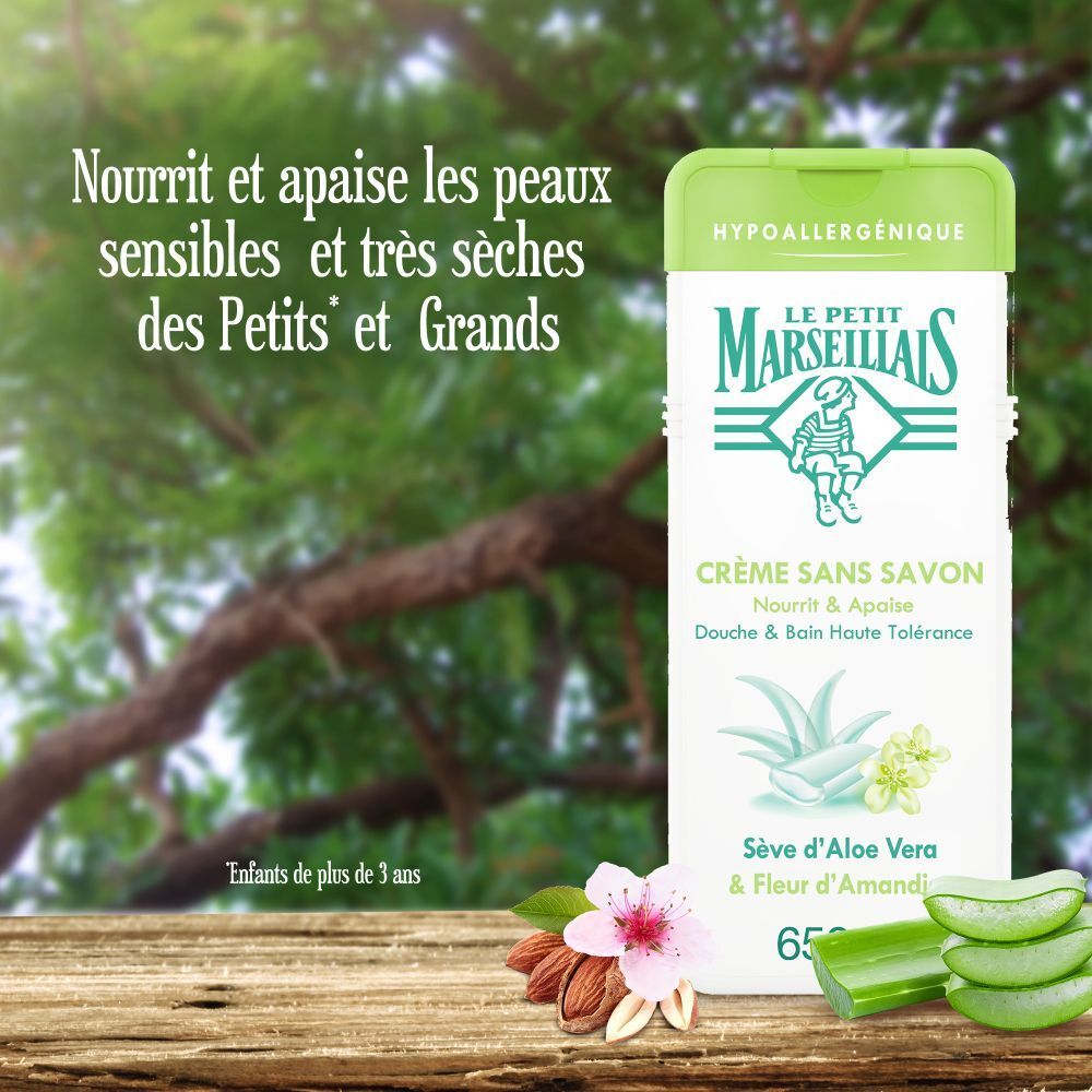 Gel douche Le Petit Marseillais sur bois. Texte: Crème sans savon, Aloe Vera et Fleur d'Amandier. Fond: Nature.