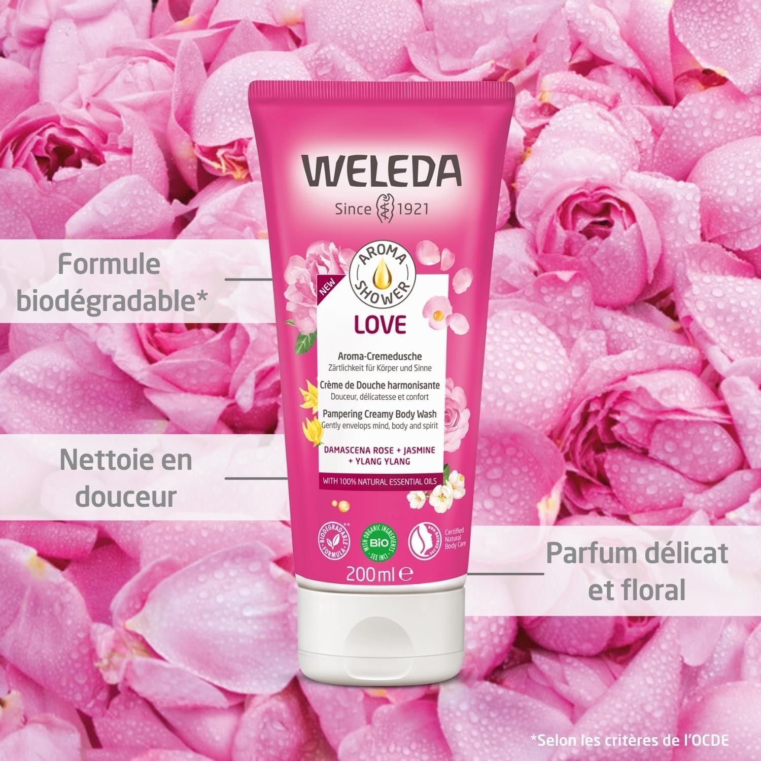 Tube rose devant pétales de roses. Texte: WELEDA, Aroma Shower LOVE, crème de douche. Textes: Formule biodégradable, Nettoie en douceur.
