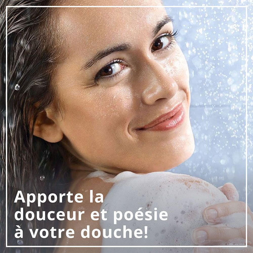 Femme sous la douche. Mousse sur l'épaule. Texte : Apporte la douceur et poésie à votre douche!