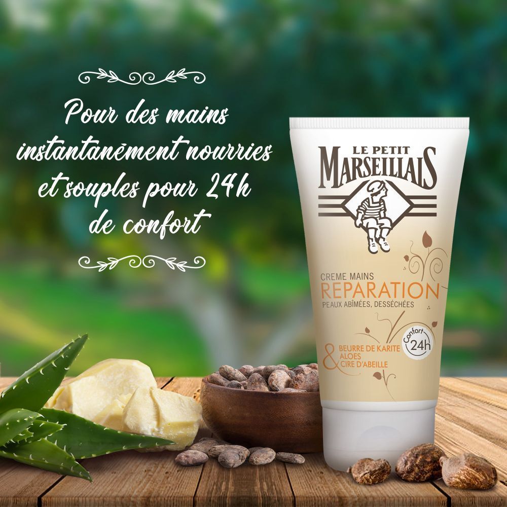 Tube de crème sur bois, avec aloe vera, beurre de karité et fèves de cacao. Texte: Pour des mains instantanément nourries et souples pour 24h de confort.
