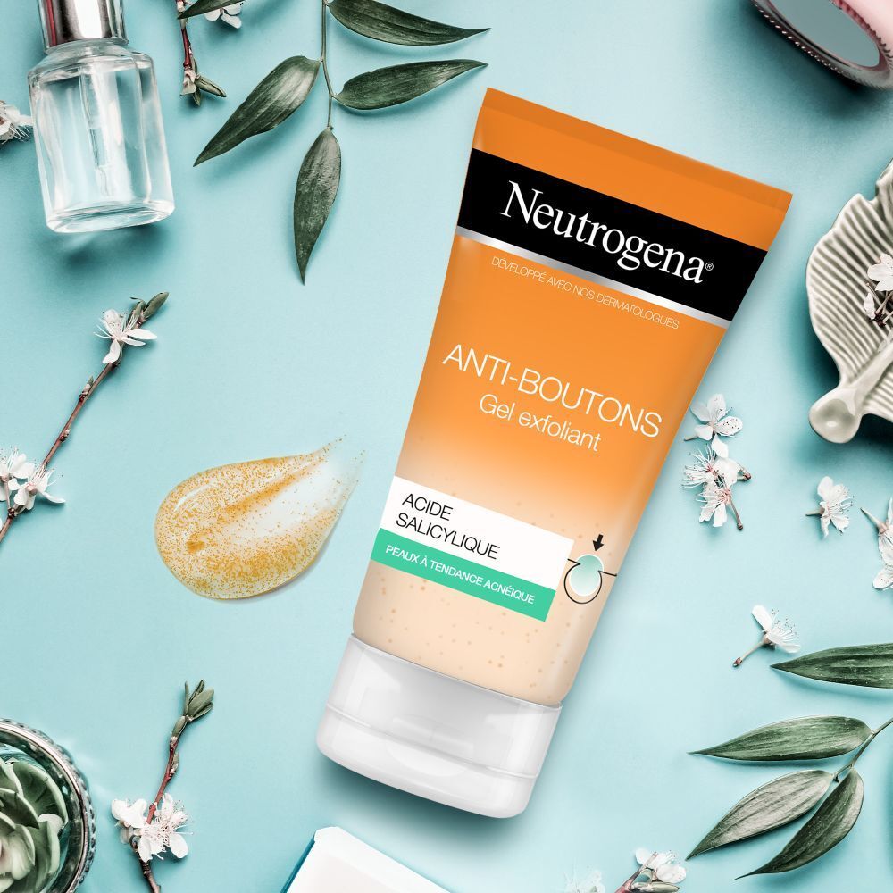 Neutrogena Anti-boutons Gel exfoliant sur fond bleu. Avec accessoires.