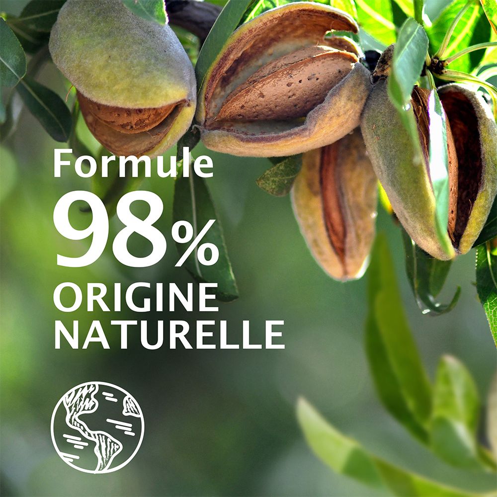 Amandelen en bladeren. Opschrift: 98% natuurlijke oorsprong.