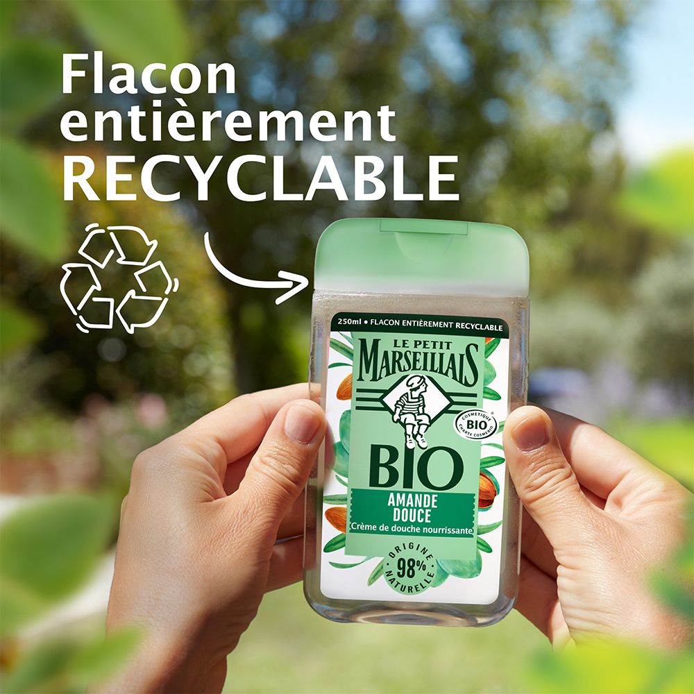 Handen houden douchegelfles. Opschrift: Le Petit Marseillais Bio, Amandel. Fles recyclebaar.