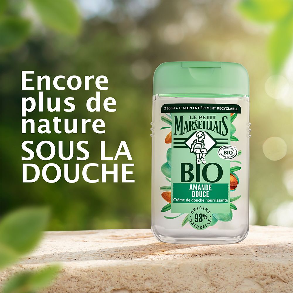 Douchegelfles op steen. Opschrift: Le Petit Marseillais Bio, Amandel. Meer natuur onder de douche.