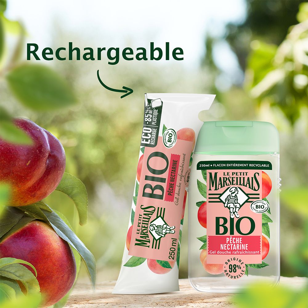 Produktflasche und Nachfüllpackung. Text: Rechargeable. Im Hintergrund Pfirsiche und Blätter.
