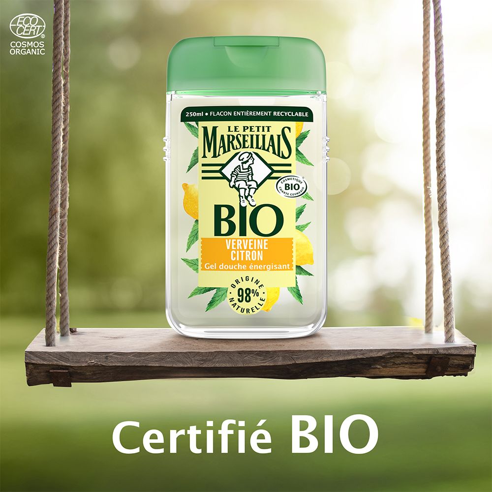 Duschgel-Flasche auf einer Schaukel. Aufschrift: BIO, Zitrone, 98% natürlich. Zertifiziert BIO.