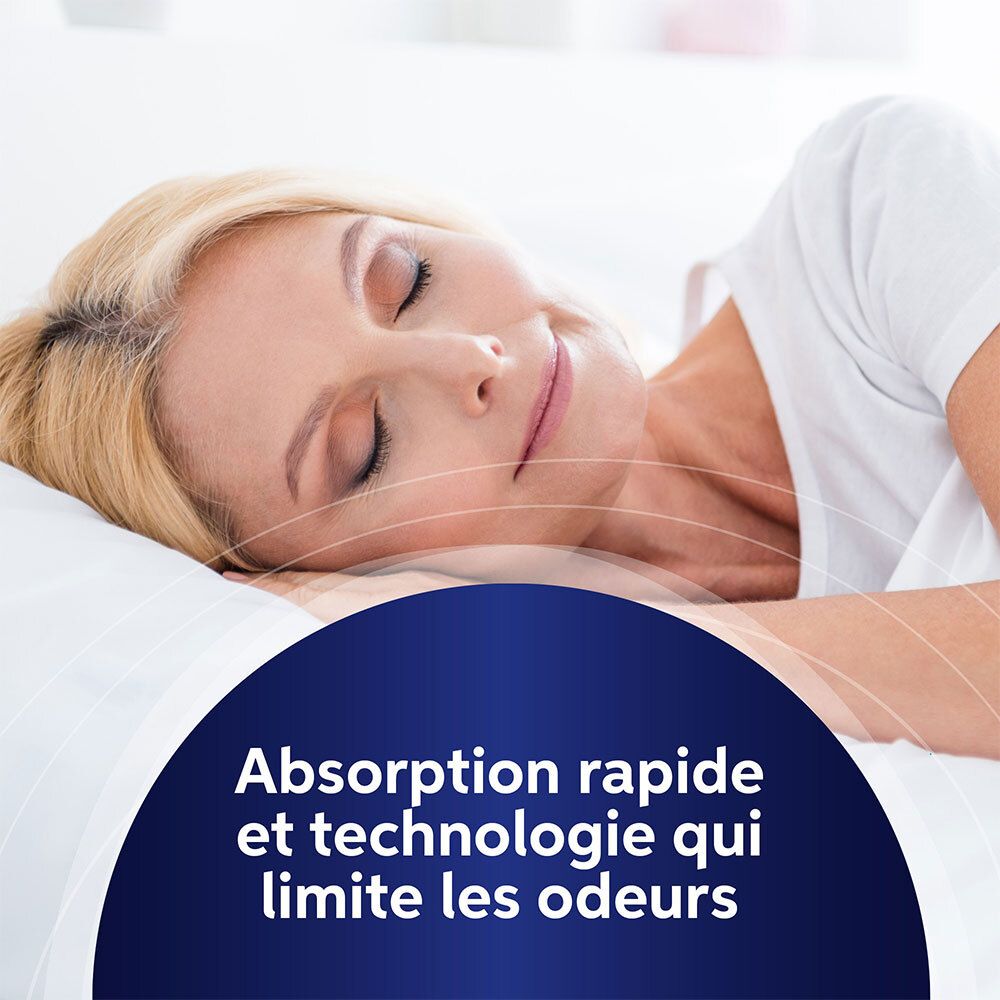Femme dormant sur un lit. Texte : Absorption rapide et technologie limitant les odeurs.