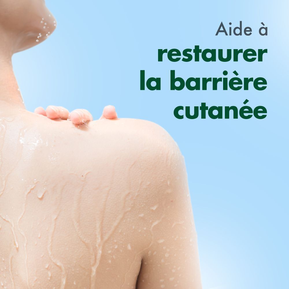 Personne avec de l'eau sur la peau. Texte: Aide à restaurer la barrière cutanée.