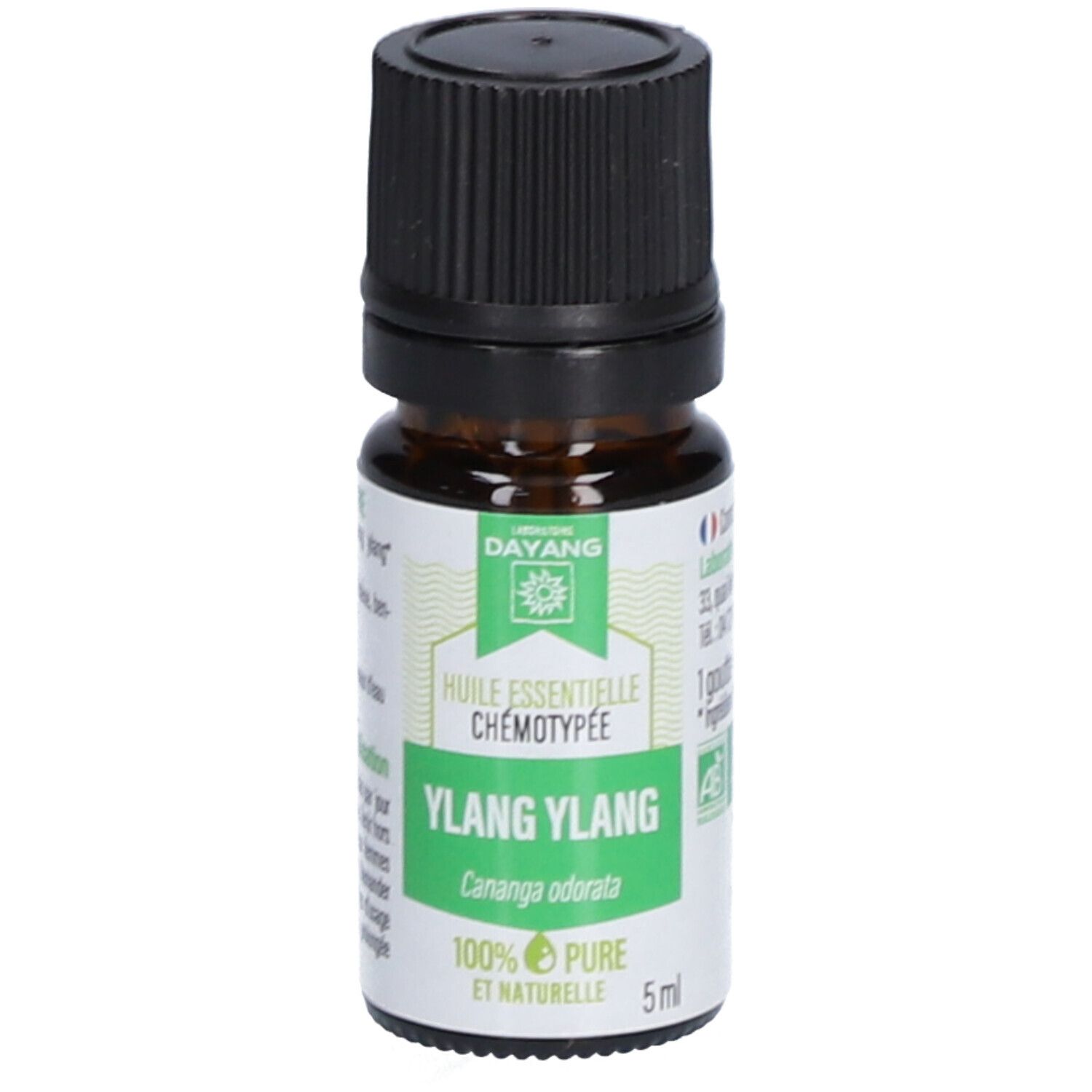Flacon en verre brun avec bouchon noir. Étiquette avec texte: Ylang Ylang, DAYANG, 100% pur et naturel. Label bio.