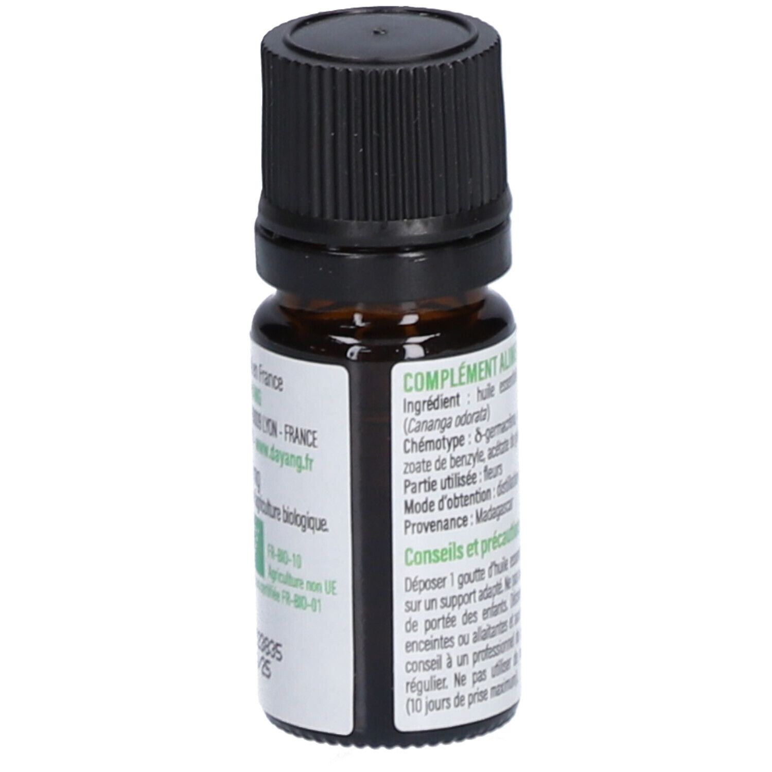 Flacon en verre brun avec bouchon noir. Étiquette avec texte: Ylang Ylang, DAYANG, 100% pur et naturel. Label bio.