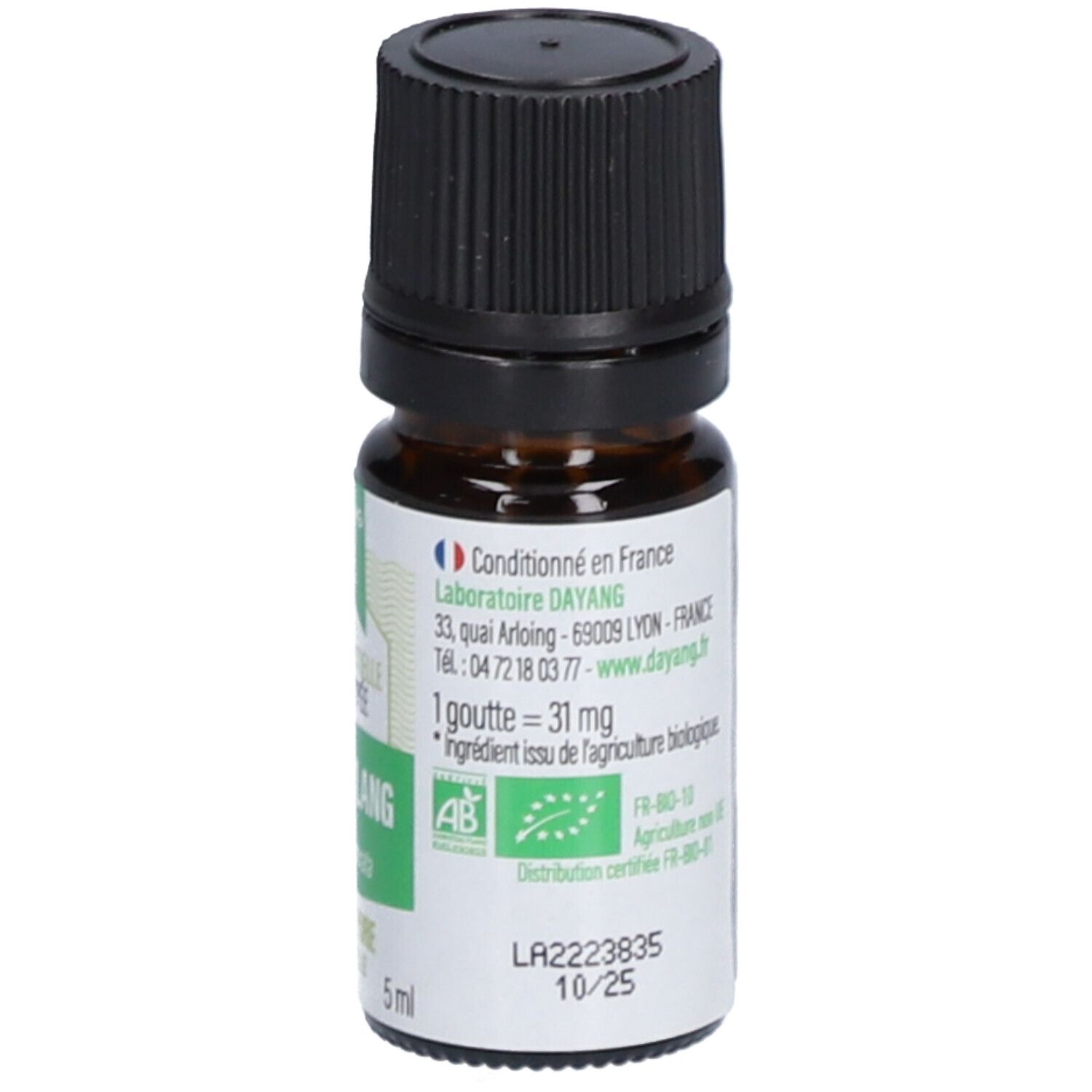 Flacon en verre brun avec bouchon noir. Étiquette avec texte: Ylang Ylang, DAYANG, 100% pur et naturel. Label bio.