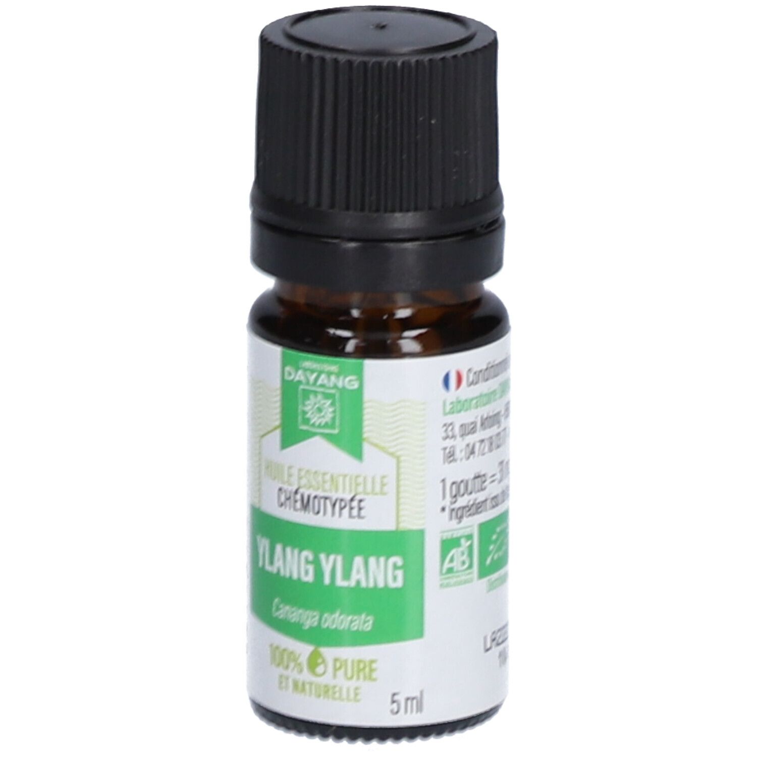 Flacon en verre brun avec bouchon noir. Étiquette avec texte: Ylang Ylang, DAYANG, 100% pur et naturel. Label bio.