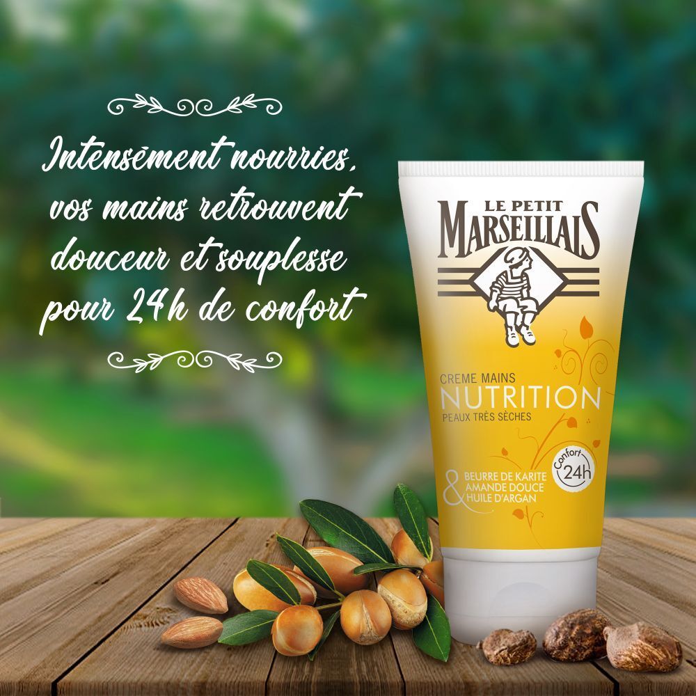 Tube de crème Le Petit Marseillais sur bois. Texte: Intensément nourries, vos mains retrouvent douceur et souplesse pour 24h de confort.