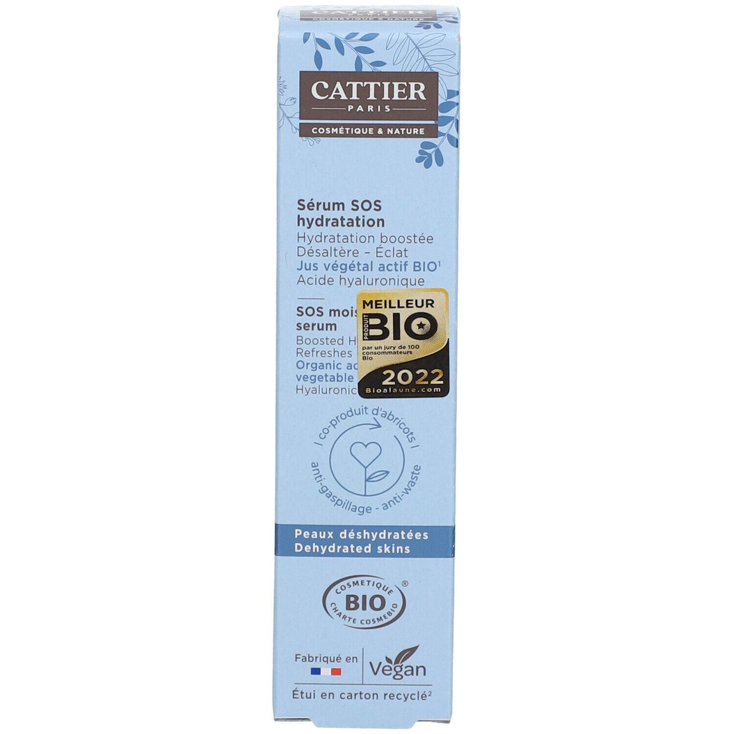 Produktverpackung. Aufschrift: CATTIER, Sérum SOS hydratation. Mit Bio-Siegel und Vegan-Logo. Mit Karton.