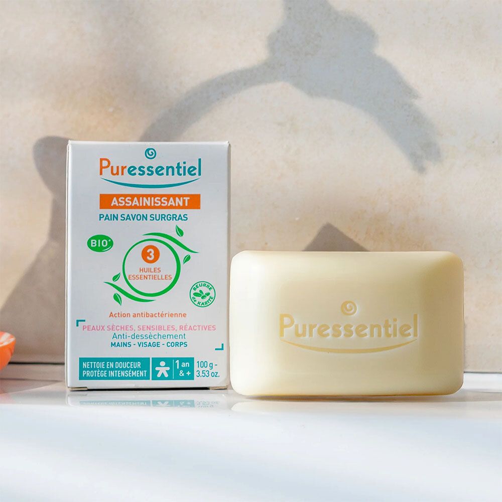 Emballage et pain de savon. Inscription : Puressentiel, Assainissant, Pain Savon Surgras.