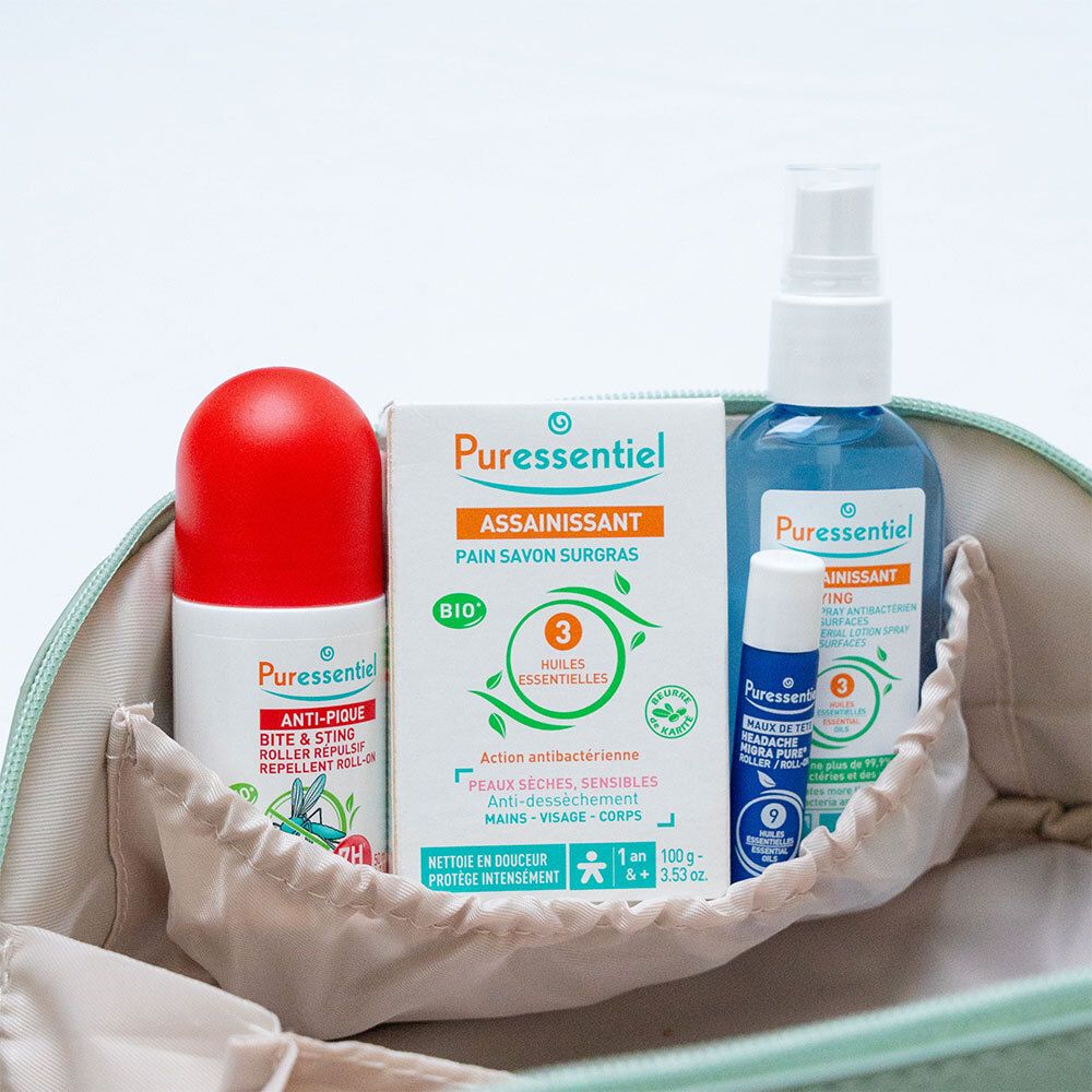 Trousse de toilette avec produits. Inscription : Puressentiel, Assainissant, Pain Savon Surgras.