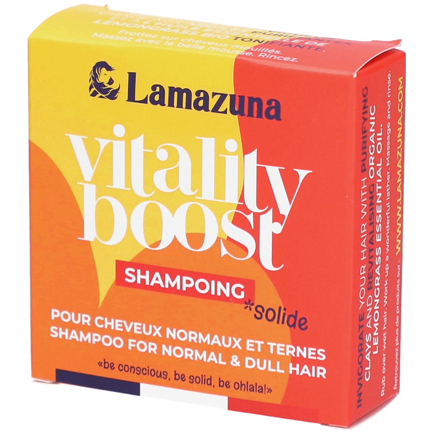 Boîte jaune et rouge. Inscription : Vitality Boost, Shampoing Solide. Pour cheveux normaux et ternes. Marque : Lamazuna.