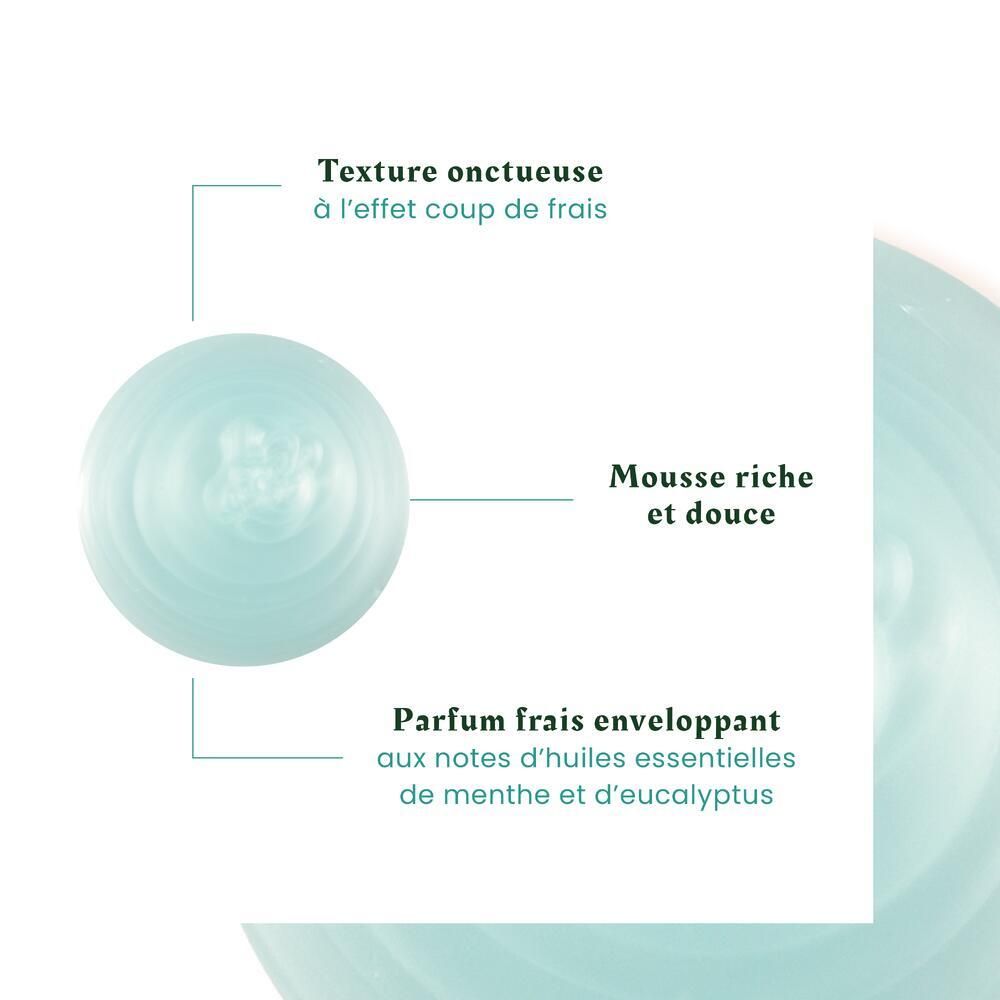 Gros plan. Texte : texture onctueuse, mousse riche, parfum enveloppant. Ingrédients : menthe et eucalyptus.