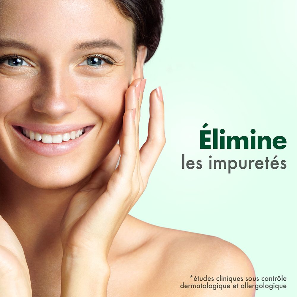 Femme touchant son visage. Texte: Élimine les impuretés. Études cliniques sous contrôle dermatologique et allergologique.