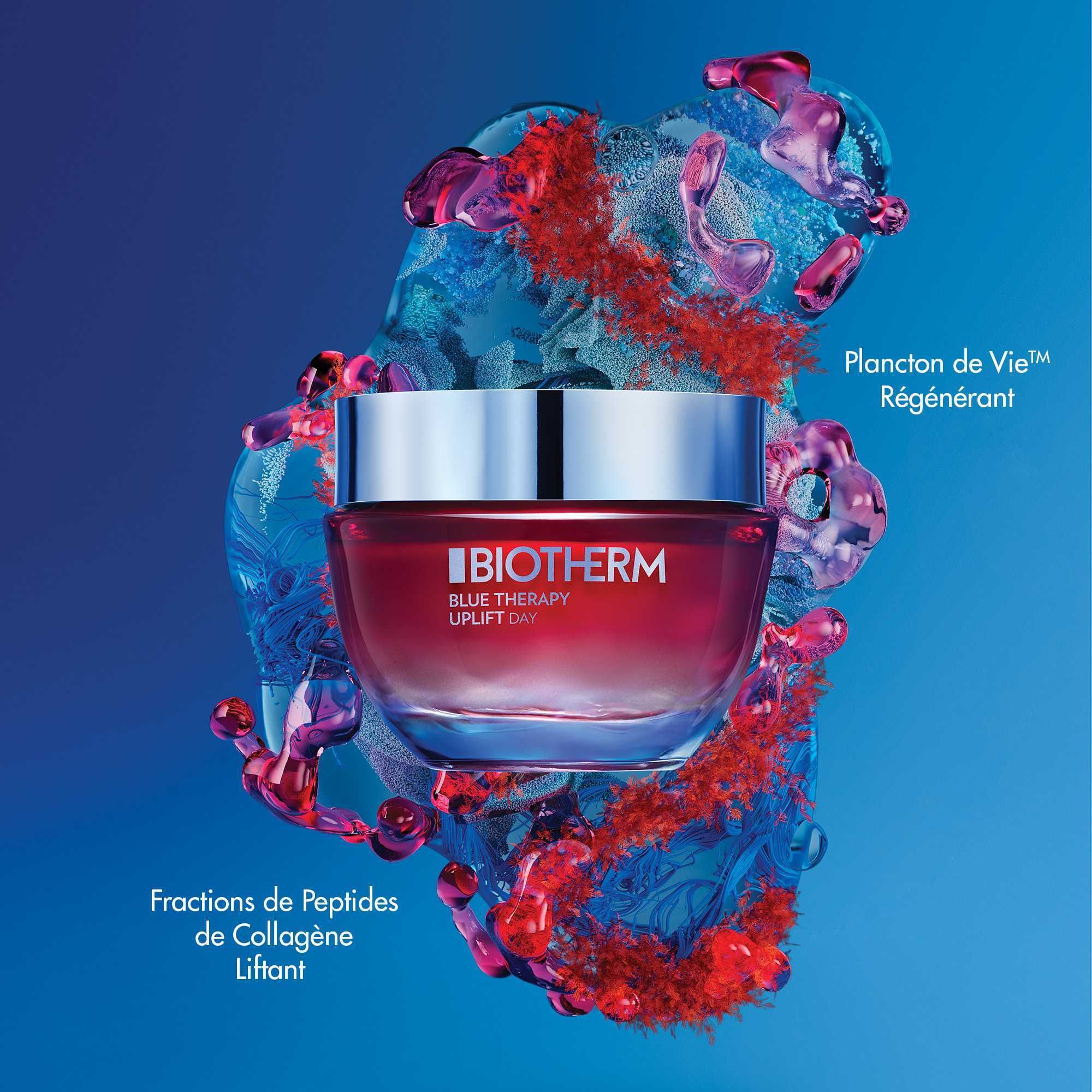 Roter Tiegel, umgeben von blauen und roten Elementen. BIOTHERM BLUE THERAPY UPLIFT DAY.