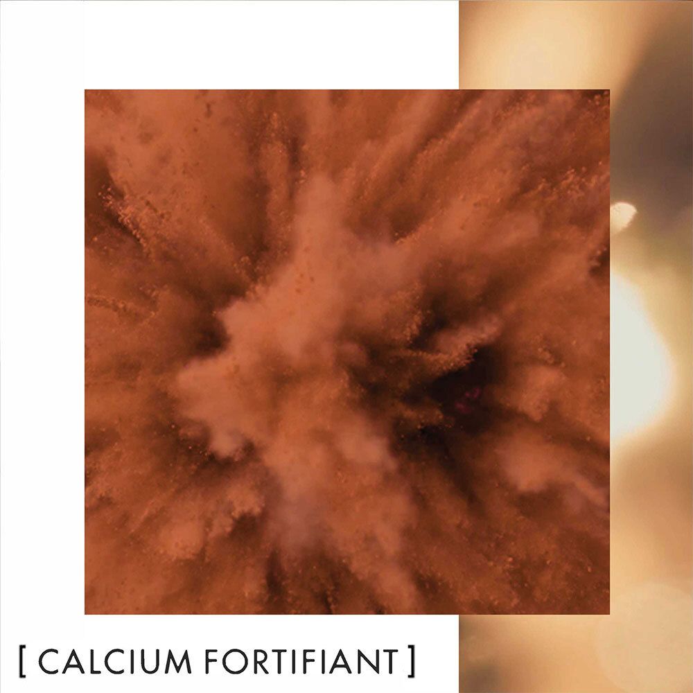 Explosion aus braunem Pulver. Text: CALCIUM FORTIFIANT.
