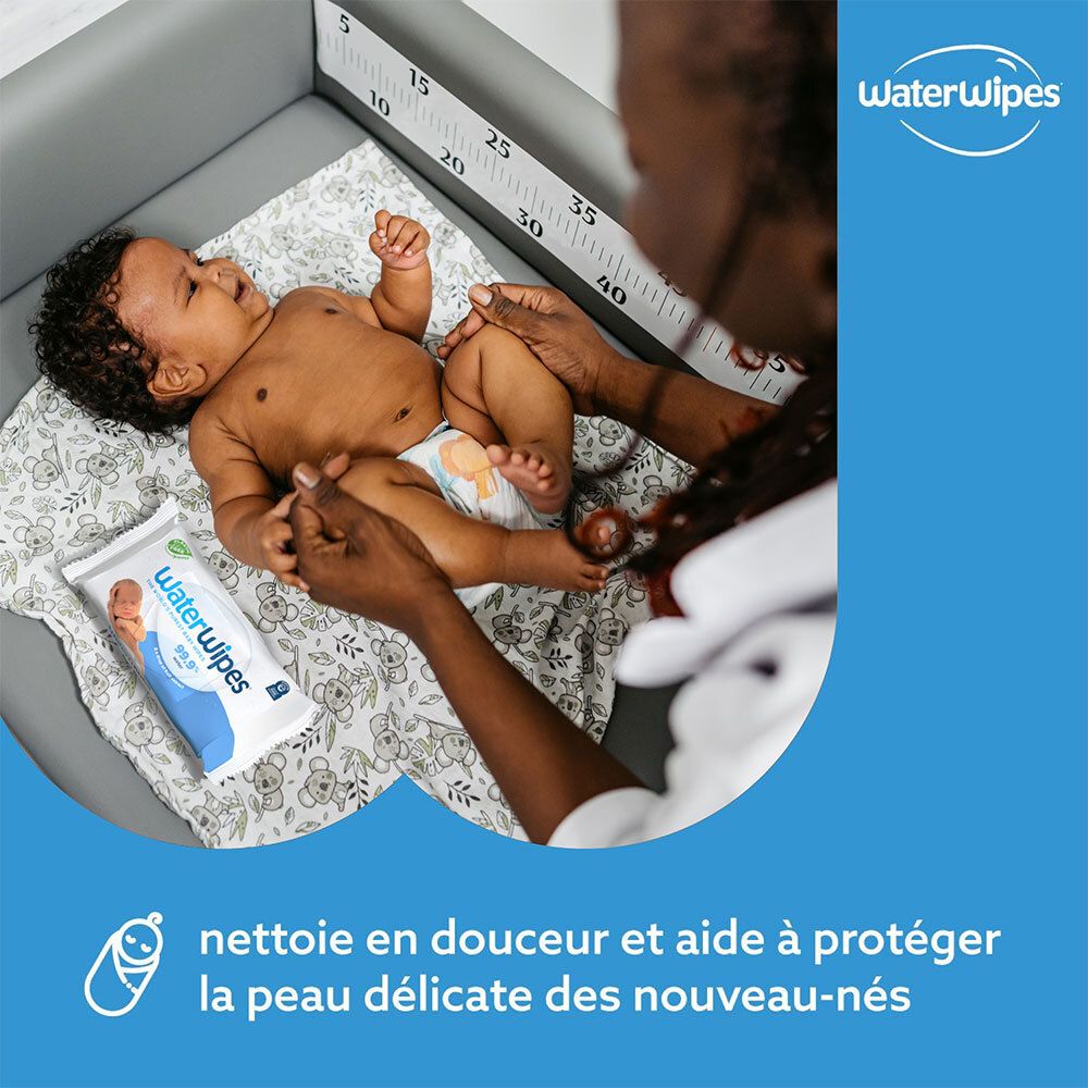 Bébé changé sur un matelas à langer. Paquet de WaterWipes à côté.