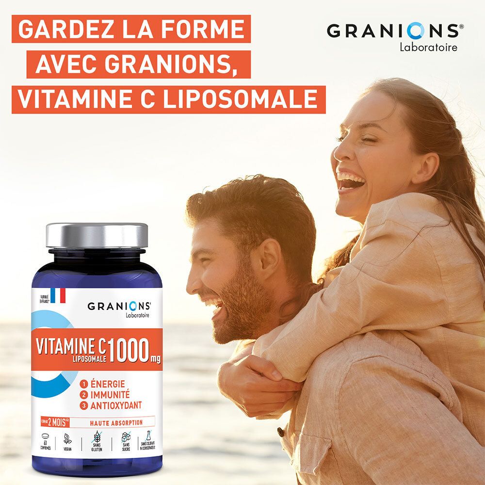 Couple à la plage. Flacon: Granions, Vitamine C Liposomale. Texte: Gardez la forme.